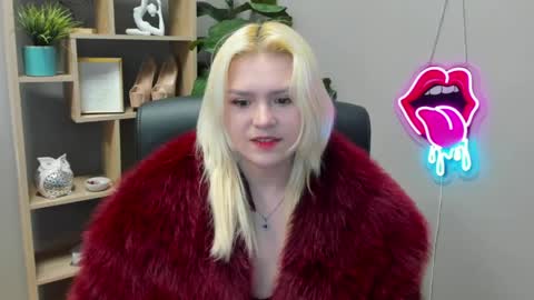 Lily online show from April 1, 1:41 pm