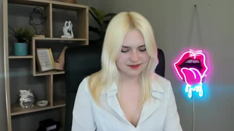 Lily online show from May 12, 2:04 pm