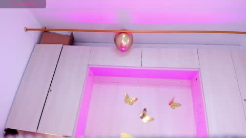 lilywhitee1 online show from April 11, 7:45 am