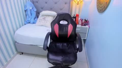 L I N A  online show from January 20, 3:15 am