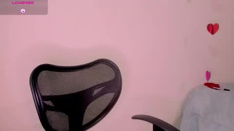 Snapshot of linda_alana chatting on February 19, 12:25 am Alana online show from February 19, 12:25 am