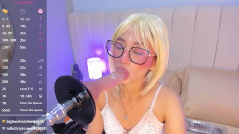 Snapshot of linda_sofi__ chatting on March 6, 3:35 pm linda_sofi__ online show from March 6, 3:35 pm