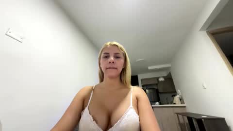 lindaisaac online show from January 7, 10:04 pm