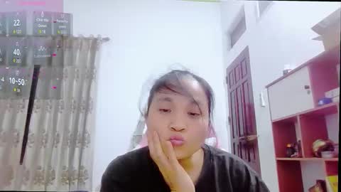 lisa_hanw online show from May 7, 4:13 pm