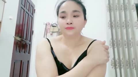 lisa_hanw online show from May 13, 4:05 pm