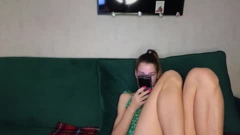 Snapshot of lisi4ka_basik33 chatting on February 21, 5:56 am Kris Maks online show from February 21, 5:56 am