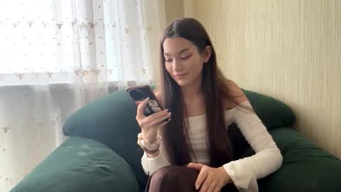 Snapshot of little_ieity chatting on October 13, 4:25 am Viiola online show from October 13, 4:25 am