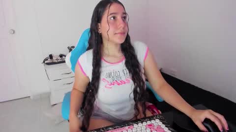 Laire  online show from November 30, 8:16 pm