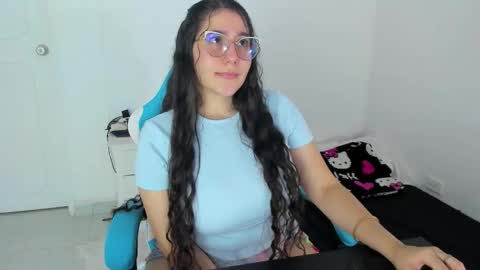 Laire  online show from November 28, 9:55 pm