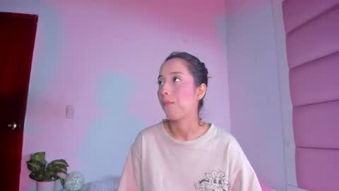 littlee_emma_ online show from October 2, 3:27 am