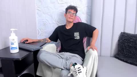 MAX online show from November 26, 1:52 pm