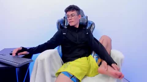 MAX online show from November 5, 6:54 pm