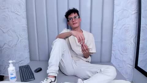 MAX online show from November 19, 8:51 pm