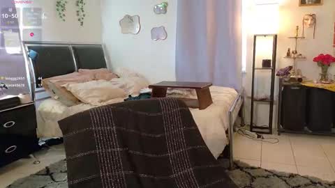 Eliza online show from December 4, 1:44 pm