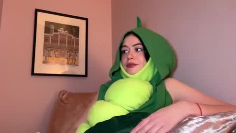 Snapshot of littlesugarpea chatting on January 9, 2:43 am Little Sugar Pea online show from January 9, 2:43 am