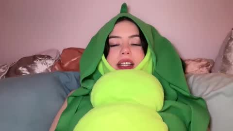 Snapshot of littlesugarpea chatting on January 5, 3:11 am Little Sugar Pea online show from January 5, 3:11 am