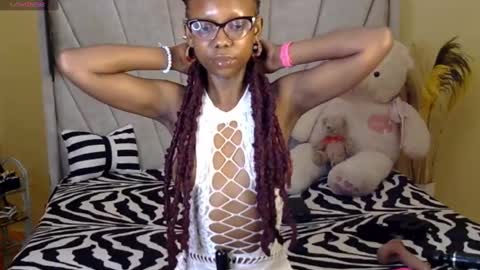 Snapshot of liyahs_lair chatting on February 18, 8:49 am liyah online show from February 18, 8:49 am