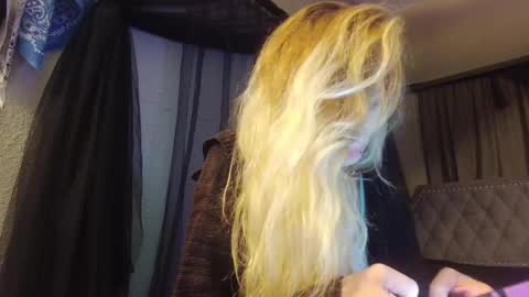 Snapshot of liz_jay chatting on September 12, 5:20 am Jay-Liz online show from September 12, 5:20 am