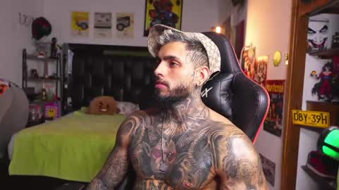 logan_hugh8 online show from May 22, 2:18 am