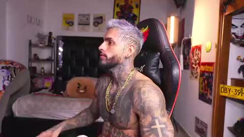 logan_hugh8 online show from July 17, 2:08 pm