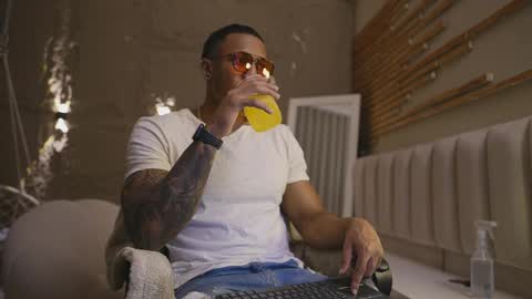 logan_varela online show from March 29, 3:13 pm