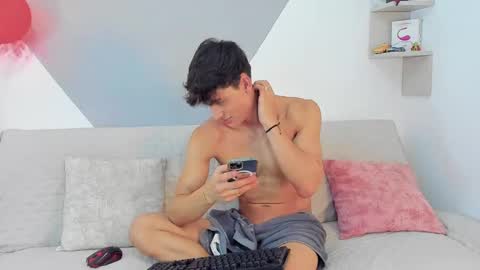 Snapshot of loganoficialx chatting on March 3, 1:23 pm loganoficialx online show from March 3, 1:23 pm