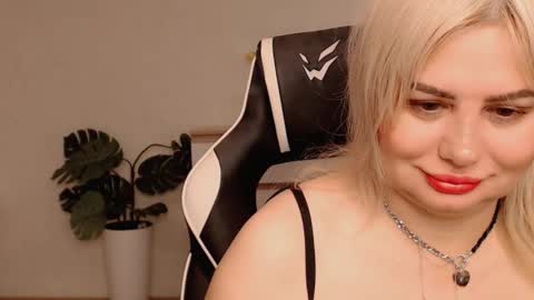  Lola  online show from December 16, 6:09 am