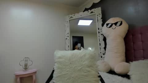 Lola  online show from October 17, 1:48 pm