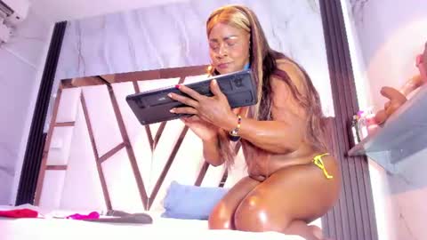 Lola online show from June 27, 12:00 pm