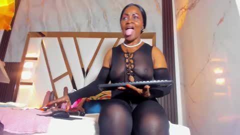 Lola online show from November 6, 11:35 am