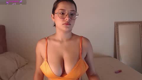 Snapshot of lola_sweeet18 chatting on October 15, 1:01 pm lola_sweeet18 online show from October 15, 1:01 pm
