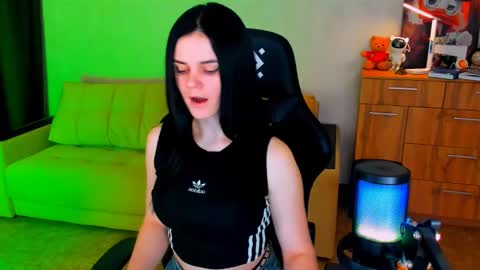 Lora Cain online show from February 11, 4:56 pm