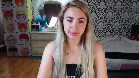 Queen LoraSinClare online show from June 2, 7:10 am