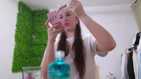 Snapshot of lorennameliyy chatting on February 17, 8:06 pm Amelia online show from February 17, 8:06 pm