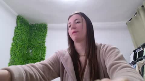 Snapshot of lorennameliyy chatting on February 21, 8:05 pm Amelia online show from February 21, 8:05 pm
