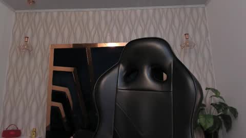  L O R E N Z O  Thumbs Up help  online show from January 7, 6:13 pm