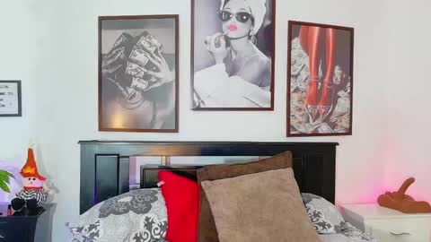 loretahorny online show from February 18, 1:33 pm