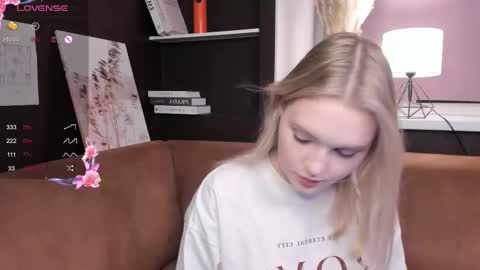 Snapshot of lorettacarnley chatting on March 11, 7:36 pm Alice online show from March 11, 7:36 pm