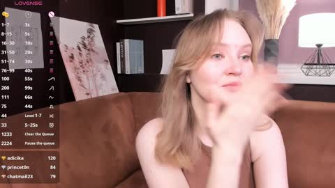 Snapshot of lorettacarnley chatting on February 26, 1:25 am Alice online show from February 26, 1:25 am