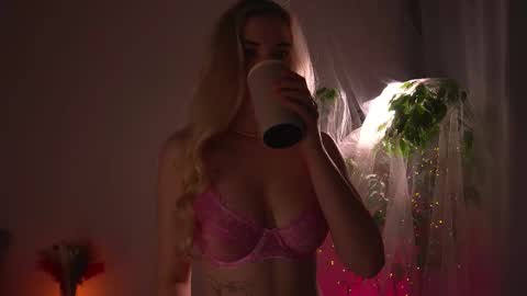 Lorrie online show from October 6, 8:10 am