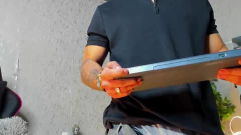 Louis online show from November 10, 10:45 pm