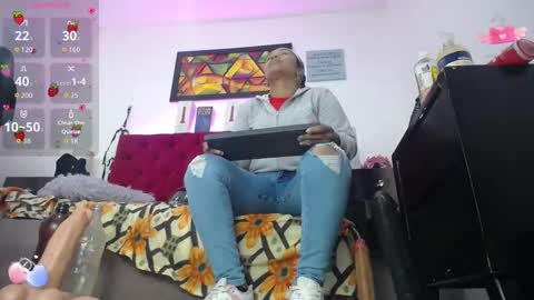 Snapshot of louise_nails chatting on September 12, 12:07 pm LouIse online show from September 12, 12:07 pm