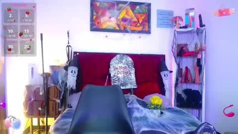 Snapshot of louise_nails chatting on October 16, 6:29 pm LouIse online show from October 16, 6:29 pm