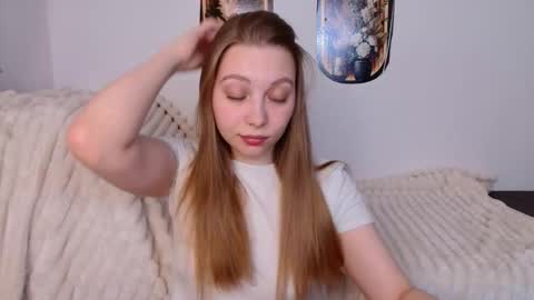 love bella  online show from April 14, 12:25 am