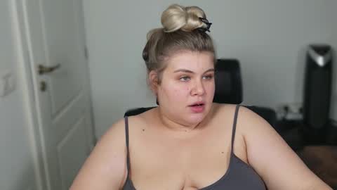 Snapshot of love_wiggy18 chatting on October 9, 8:42 am Ally online show from October 9, 8:42 am