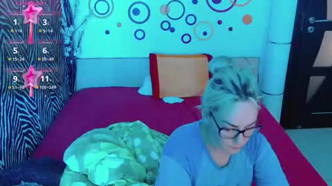 Snapshot of lovelybutterfly chatting on September 24, 12:01 pm online show from September 24, 12:01 pm