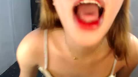 lovelykristelle online show from November 18, 4:32 pm