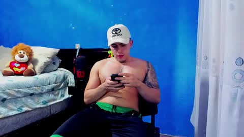 Snapshot of lucas_jewel chatting on December 6, 8:01 pm lucas_jewel online show from December 6, 8:01 pm
