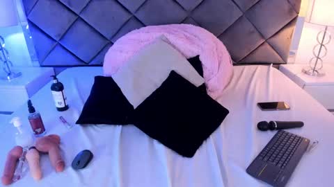 lucia_fastcollins online show from February 4, 4:55 pm