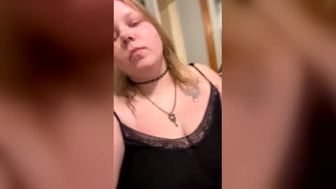 lucid_kitty online show from April 30, 1:21 am